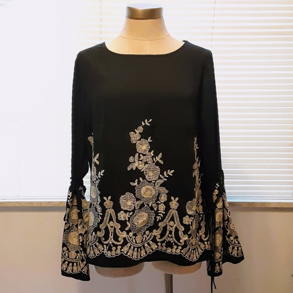 Maurice's Bell Sleeve Floral Detail Border Blouse - Picture 1 of 10
